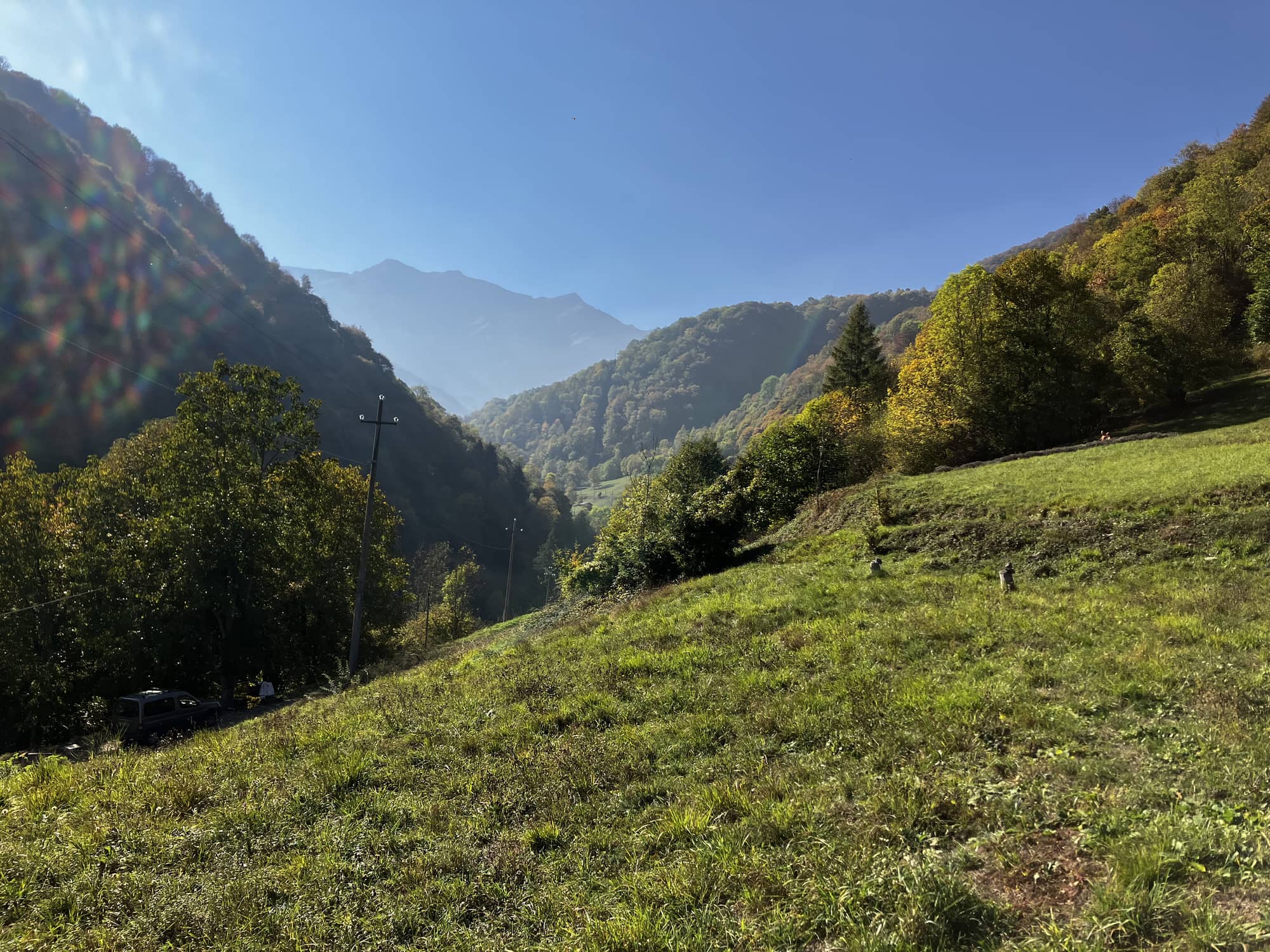 Il prato e la Valle Grana in autunno, con le montagne sullo sfondo